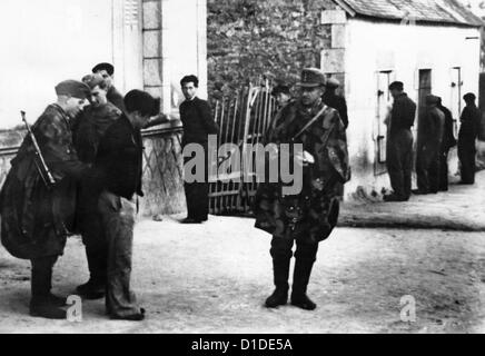 Des soldats de la Wehrmacht allemande arrêtent des partisans français dans un village de la région française de Bretagne le 3 août 1944. Fotoarchiv für Zeitgeschichte Banque D'Images