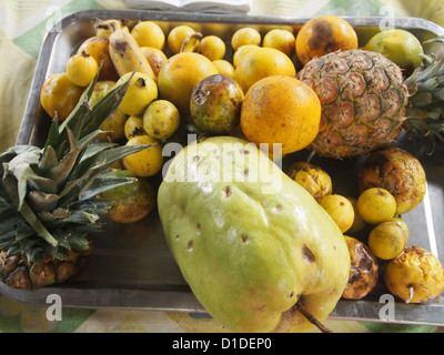 Une plaque avec divers fruits différents Banque D'Images