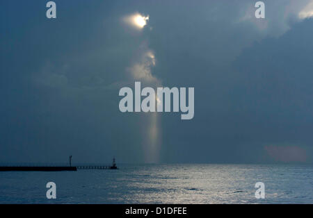 Swansea, Royaume-Uni. 17 décembre 2012. Une bande étroite de la lumière du soleil brille à travers les nuages qui pèsent sur l'entrée de quais de Swansea ce matin. Credit : Phil Rees / Alamy Live News Banque D'Images