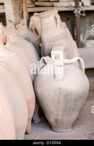 Vases alignés à Pompéi. Encore en bon état. Banque D'Images