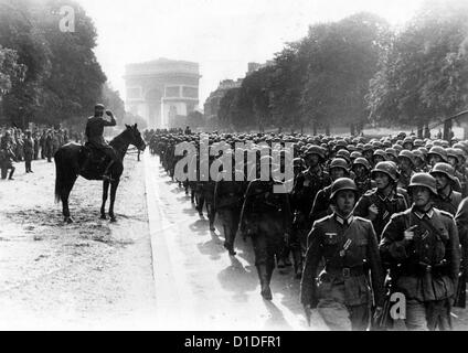 Les troupes allemandes sont photographiées lors du défilé de la victoire de la division d'infanterie 30th sur l'avenue Foch, près de l'Arc de Triomphe, face au général Kurt von Briesen, à Paris, en France, le 14 juin 1940. Fotoarchiv für Zeitgeschichte Banque D'Images