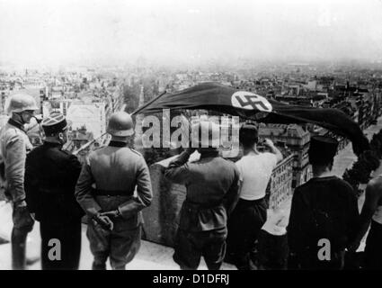 Des soldats de la Wehrmacht allemande et des collaborateurs français arborent un drapeau de la croix gammée sur le toit de l'Arc de Triomphe à Paris, en France, en juin 1940. Fotoarchiv für Zeitgeschichte Banque D'Images