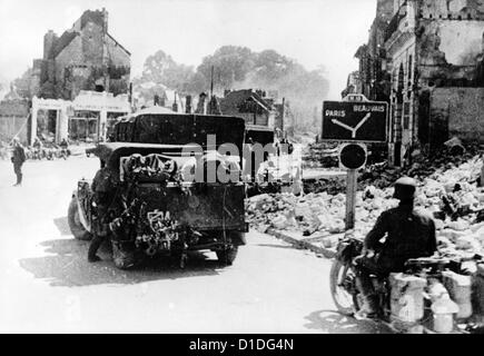 Les troupes allemandes défilent le long de villes françaises détruites sur leur chemin pour envahir Paris en juin 1940. Lieu inconnu. Fotoarchiv für Zeitgeschichte Banque D'Images