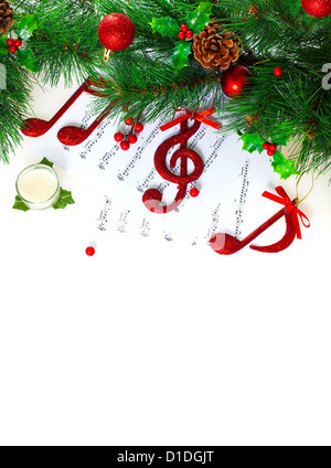 Photo de Noël, clé de sol, rouge symbole musical sur note pages, fête de Noël traditionnel, la frontière Banque D'Images