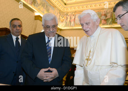 Le 17 décembre 2012 - Vatican, Vatican, Italie - Le président palestinien Mahmoud Abbas rencontre avec le Pape Benoît XVI au cours d'une audience privée dans la bibliothèque du Palais Apostolique au Vatican le 17 décembre 2012 (Crédit Image : © Thaer Ganaim APA/Images/ZUMAPRESS.com) Banque D'Images