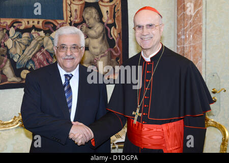 Le 17 décembre 2012 - Vatican, Vatican, Italie - Le président palestinien Mahmoud Abbas rencontre le secrétaire d'État du Vatican, le Cardinal Tarcisio Bertone au cours d'une visite officielle au Vatican le 17 décembre 2012 (Crédit Image : © Thaer Ganaim APA/Images/ZUMAPRESS.com) Banque D'Images