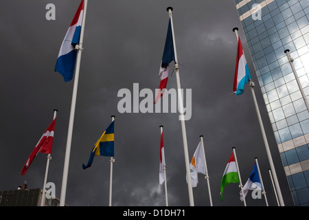 Drapeaux de l'UE, le temps orageux, Bruxelles Banque D'Images