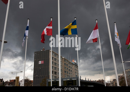 Drapeaux de l'UE, le temps orageux, Bruxelles Banque D'Images