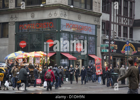 Le toujours occupé la 5e Avenue à la 46e Rue Ouest connue sous le nom de Little Brésil en plein coeur de Manhattan. Banque D'Images