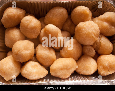 La cuisine grecque et la restauration rapide. Loukamades à emporter, boules de pâte frits avec du miel Banque D'Images