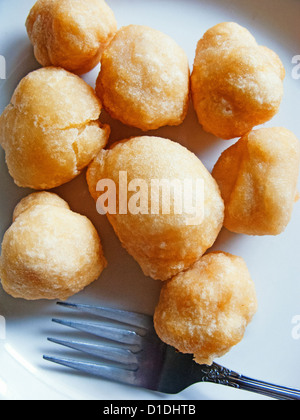 La cuisine grecque. Loukamades, boules de pâte frits avec du miel Banque D'Images