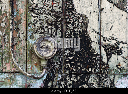 Douille en bois Vintage sur mur peint craquelé Banque D'Images