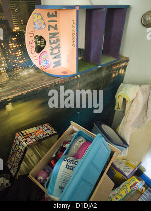 19 avril 2012 - Milbury, Massachussets, Uniited States - une pile d'une adolescente possessions de remplir un coin d'une pièce dans une maison à saisies Milbury, Masachussetts, United States (Image Crédit : © David H. Wells/ZUMAPRESS.com) Banque D'Images