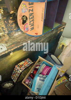 19 avril 2012 - Milbury, Massachussets, Uniited States - une pile d'une adolescente possessions de remplir un coin d'une pièce dans une maison à saisies Milbury, Masachussetts, United States (Image Crédit : © David H. Wells/ZUMAPRESS.com) Banque D'Images