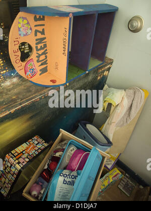 19 avril 2012 - Milbury, Massachussets, Uniited States - une pile d'une adolescente possessions de remplir un coin d'une pièce dans une maison à saisies Milbury, Masachussetts, United States (Image Crédit : © David H. Wells/ZUMAPRESS.com) Banque D'Images