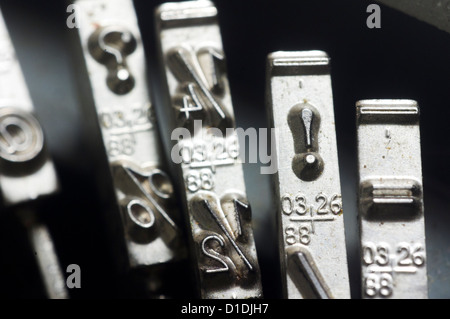 Un gros plan d'typewriter key avec exclamation conceptuelle pour l'utilisation. Banque D'Images