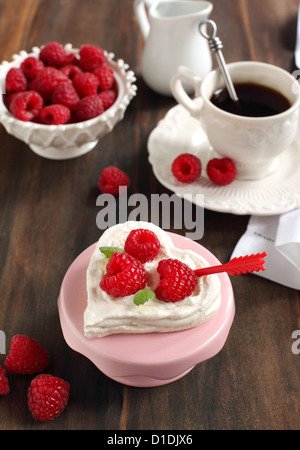 Forme du cœur Pavlova aux framboises Banque D'Images