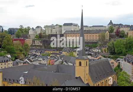 Vue sur la vieille ville de Luxembourg, classée au patrimoine mondial de l'UNESCO, depuis les casemates du Bock Banque D'Images