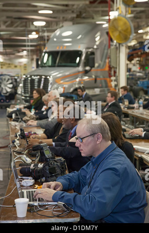 Les photographes et journalistes des histoires et photos en tant que fichier Le président Barack Obama parle à une usine de Detroit Diesel. Banque D'Images