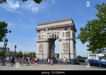 L'Arc de Triomphe à Paris érigée en 1806 en l'honneur de ceux qui sont morts au cours de la Révolution française et des guerres napoléoniennes. Banque D'Images