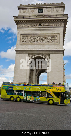 Open top ville touristique double decker bus de tournée passant Arc de Triomphe Place Charles de Gaulle Paris France Europe Banque D'Images