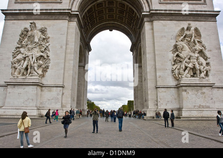 Vue à travers l'Arc de Triomphe avec les touristes Paris France Europe Banque D'Images