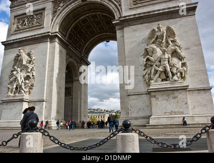 Les touristes visitant les vacanciers l'Arc de Triomphe Ile-de-France Paris Europe Banque D'Images