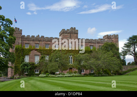 Scone Palace à partir de sa pelouse sur une belle journée du mois d'août. Banque D'Images