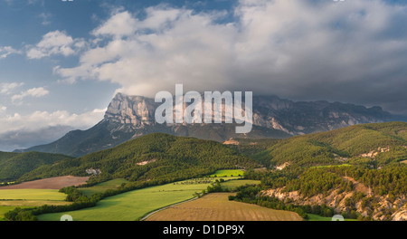 Pena Montanesa, une montagne de calcaire dans les Pyrénées espagnoles, à partir du village d'El Pueyo de Araguas, Huesca, dans le nord de l'Espagne Banque D'Images