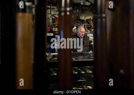 13 janvier 2011 - Tucson, Arizona, États-Unis - Frontier Gun Shop owner JIM SHARRAH se spécialise dans l'utilisé et d'armes à feu et de souvenirs militaires dans son magasin à Tucson, Arizona) Sharrah a dit que, dans de nombreux cas, dans les zones rurales, les armes à feu sont plus d'un outil qu'une arme. Il suggère que les personnes intéressées par l'exécution d'une arme à feu peut encore obtenir un permis de procéder, même si Arizona n'exige plus un. Sharrah a été propriétaire de la boutique pour autour de 40 ans. (Crédit Image : ©/ZUMAPRESS.com) s Seberger Banque D'Images