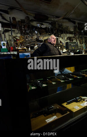 13 janvier 2011 - Tucson, Arizona, États-Unis - Frontier Gun Shop owner JIM SHARRAH se spécialise dans l'utilisé et d'armes à feu et de souvenirs militaires dans son magasin à Tucson, Arizona) Sharrah a dit que, dans de nombreux cas, dans les zones rurales, les armes à feu sont plus d'un outil qu'une arme. Il suggère que les personnes intéressées par l'exécution d'une arme à feu peut encore obtenir un permis de procéder, même si Arizona n'exige plus un. Sharrah a été propriétaire de la boutique pour autour de 40 ans. (Crédit Image : ©/ZUMAPRESS.com) s Seberger Banque D'Images