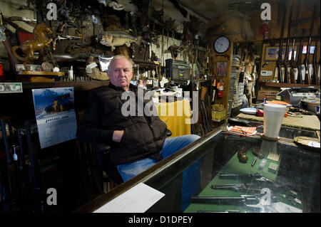 13 janvier 2011 - Tucson, Arizona, États-Unis - Frontier Gun Shop owner JIM SHARRAH se spécialise dans l'utilisé et d'armes à feu et de souvenirs militaires dans son magasin à Tucson, Arizona) Sharrah a dit que, dans de nombreux cas, dans les zones rurales, les armes à feu sont plus d'un outil qu'une arme. Il suggère que les personnes intéressées par l'exécution d'une arme à feu peut encore obtenir un permis de procéder, même si Arizona n'exige plus un. Sharrah a été propriétaire de la boutique pour autour de 40 ans. (Crédit Image : ©/ZUMAPRESS.com) s Seberger Banque D'Images