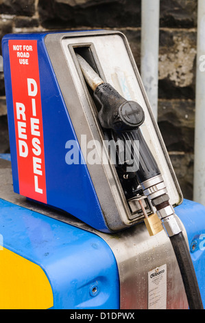 La pompe de carburant à une station-service, distribution de diesel rouge tel qu'utilisé dans les véhicules agricoles. Banque D'Images