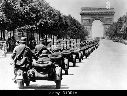 Les soldats allemands à moto sont photographiés lors d'un défilé de victoire à l'occasion de l'invasion allemande de la France à l'Arc de Triomphe à Paris, France, le 14 juin 1940. Fotoarchiv für Zeitgeschichte Banque D'Images