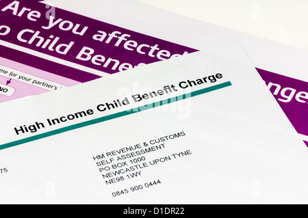 Lettre envoyée par HMRC à revenu élevé avertissement sur la réduction des prestations pour enfants pour tous ceux qui gagnent plus de 50 000 € Banque D'Images