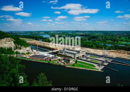 La Belgique. Une écluse sur le canal Albert, vue depuis le Fort Eben Emael Banque D'Images