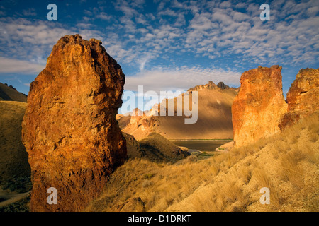 Ou00885-00...OREGON - Tours de tuf volcanique érodée dans Leslie Gulch près des rives du lac Owyhee. Banque D'Images