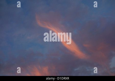 Coucher du soleil reflétant des tons de rose sur stratocumulus Banque D'Images