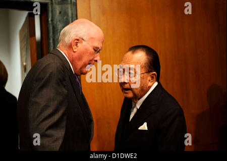 PHOTO - Daniel Inouye, décoré d'un héros de guerre qui devint plus tard le deuxième plus ancien sénateur de l'histoire des États-Unis et les plus hauts responsables américains d'homme politique en tant que Président pro tempore du Sénat, est décédé lundi 17 décembre 2012 à Washington. Il était de 88. Sur la photo : le 29 avril 2009 - Washington, District of Columbia, United States - le sénateur Patrick Leahy et Daniel Inouye parler au Sénat Dirksen Office Building avant une audience devant le comité du Sénat sur les crédits de dépenses militaires supplémentaires. (Crédit Image : © Christy Bowe/Photos/ZUMAPRESS.com) Globe Banque D'Images