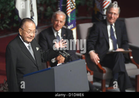 PHOTO - Daniel Inouye, décoré d'un héros de guerre qui devint plus tard le deuxième plus ancien sénateur de l'histoire des États-Unis et les plus hauts responsables américains d'homme politique en tant que Président pro tempore du Sénat, est décédé lundi 17 décembre 2012 à Washington. Il était de 88. Sur la photo : July 18, 2010 - Anchorage, Alaska, États-Unis - U.S. Sen. Daniel Inouye, D-New York, prend la parole à la cérémonie de l'ancien sénateur américain Ted Stevens de l'Alaska à Anchorage, Alaska, en tant que Vice-président Joe Biden (C) et le chef de la minorité du Sénat américain MITCH MCCONNELL, R-Kentucky (R) écouter. (Crédit Image : © Al Grillo/ZUMApress.com) Banque D'Images