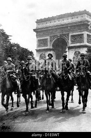 Des soldats de la Wehrmacht allemande de Basse-Saxe sont photographiés devant l'Arc de Triomphe lors de l'invasion allemande de Paris, France, 14 juin 1940. Fotoarchiv für Zeitgeschichte Banque D'Images