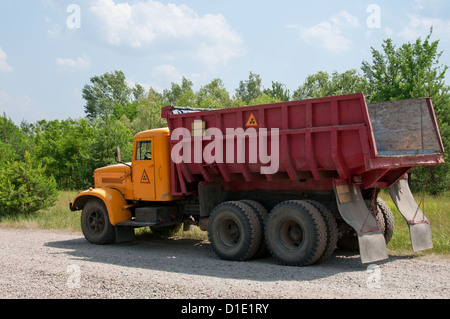 Camion Dumper avec signe radioactif. Cette voiture est l'élimination de la contamination radioactive dans la région de Tchernobyl, en Ukraine. Banque D'Images