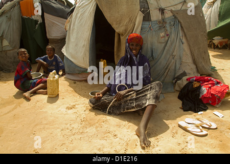 Femme malade et ses enfants en face d'une tente de réfugiés de Somalie de Mogadiscio. Banque D'Images