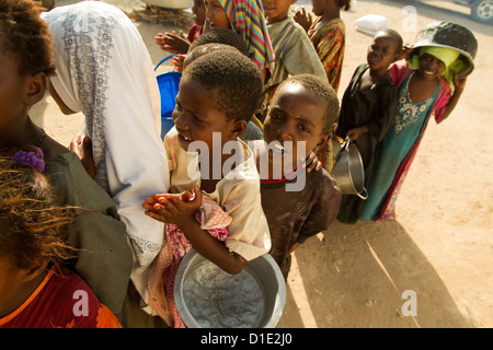 Les enfants réfugiés en attente de l'aide alimentaire en Somalie de Mogadiscio Banque D'Images