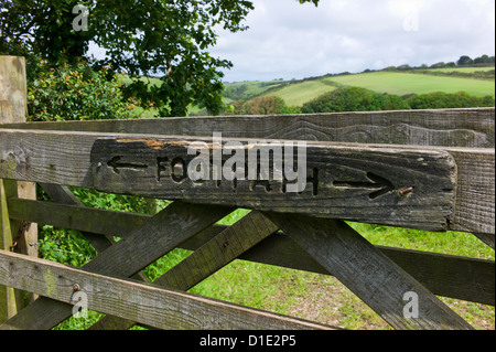 Sentier Public signe sur une barrière en bois, Devon, England, UK Banque D'Images