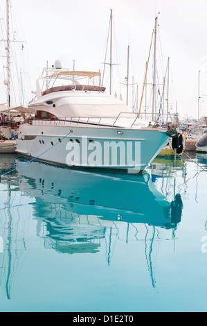 Yacht blanc dans un mouillage avec de l'eau bleue Banque D'Images