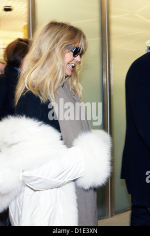 Goldie Hawn arrive à l'aéroport Tegel de Berlin pour assister à la 'Ein Herz für Kinder'gala de charité le 14 décembre 2012 Banque D'Images