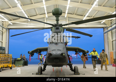 Des soldats de l'armée allemande prépare un hélicoptère d'attaque Tigre d'Eurocopter pour le déploiement à l'aérodrome à Mazar-i-Sharif, en Afghanistan, le 14 décembre 2012. Les hélicoptères d'attaque sont prévus pour être utilisés pour la sécurité et la surveillance des tâches pendant les deux dernières années de la mission de combat de l'OTAN en Afghanistan. Photo : Maurizio Gambarini Banque D'Images