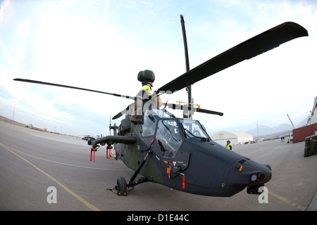 Des soldats de l'armée allemande prépare un hélicoptère d'attaque Tigre d'Eurocopter pour le déploiement à l'aérodrome à Mazar-i-Sharif, en Afghanistan, le 14 décembre 2012. Les hélicoptères d'attaque sont prévus pour être utilisés pour la sécurité et la surveillance des tâches pendant les deux dernières années de la mission de combat de l'OTAN en Afghanistan. Photo : Maurizio Gambarini Banque D'Images