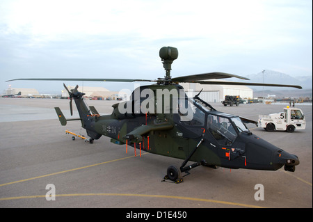 Des soldats de l'armée allemande prépare un hélicoptère d'attaque Tigre d'Eurocopter pour le déploiement à l'aérodrome à Mazar-i-Sharif, en Afghanistan, le 14 décembre 2012. Les hélicoptères d'attaque sont prévus pour être utilisés pour la sécurité et la surveillance des tâches pendant les deux dernières années de la mission de combat de l'OTAN en Afghanistan. Photo : Maurizio Gambarini Banque D'Images